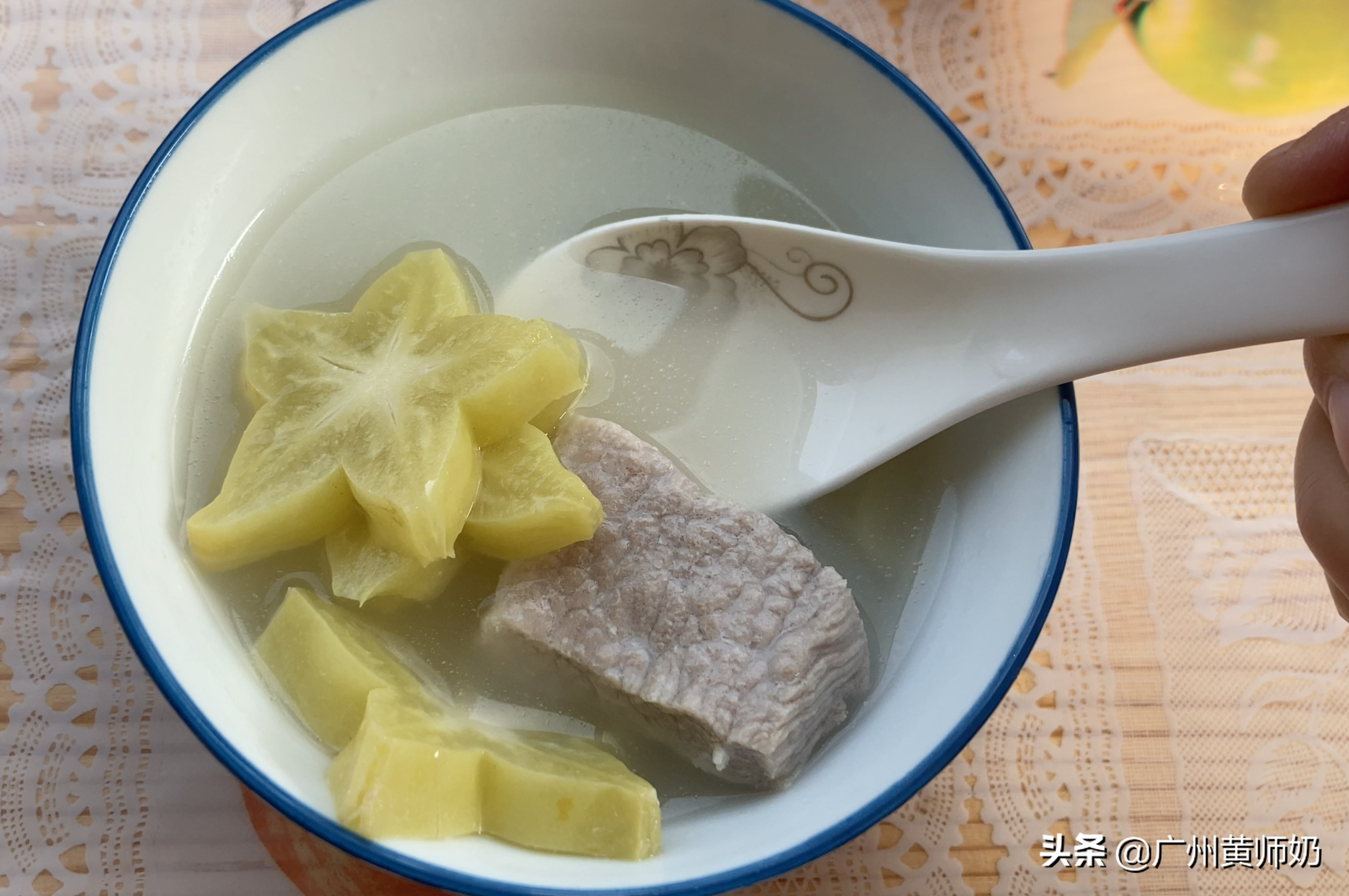 杨桃和瘦肉一起煲汤，清咽润燥，做法简单，酸酸甜甜很好喝