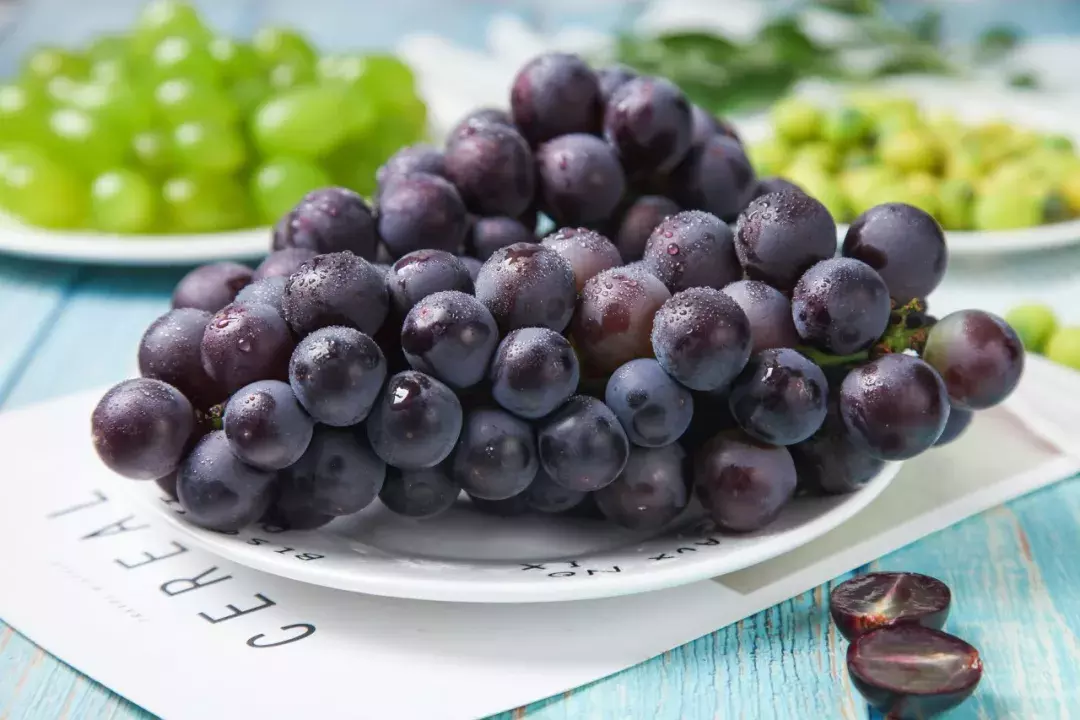 葡萄全身都是宝，吃它好处多多，知道吗？颜色不同，功效也不同