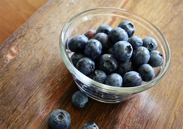 蓝莓中富含花青素，延衰健脑保护心脏，医生交代：吃蓝莓注意三点