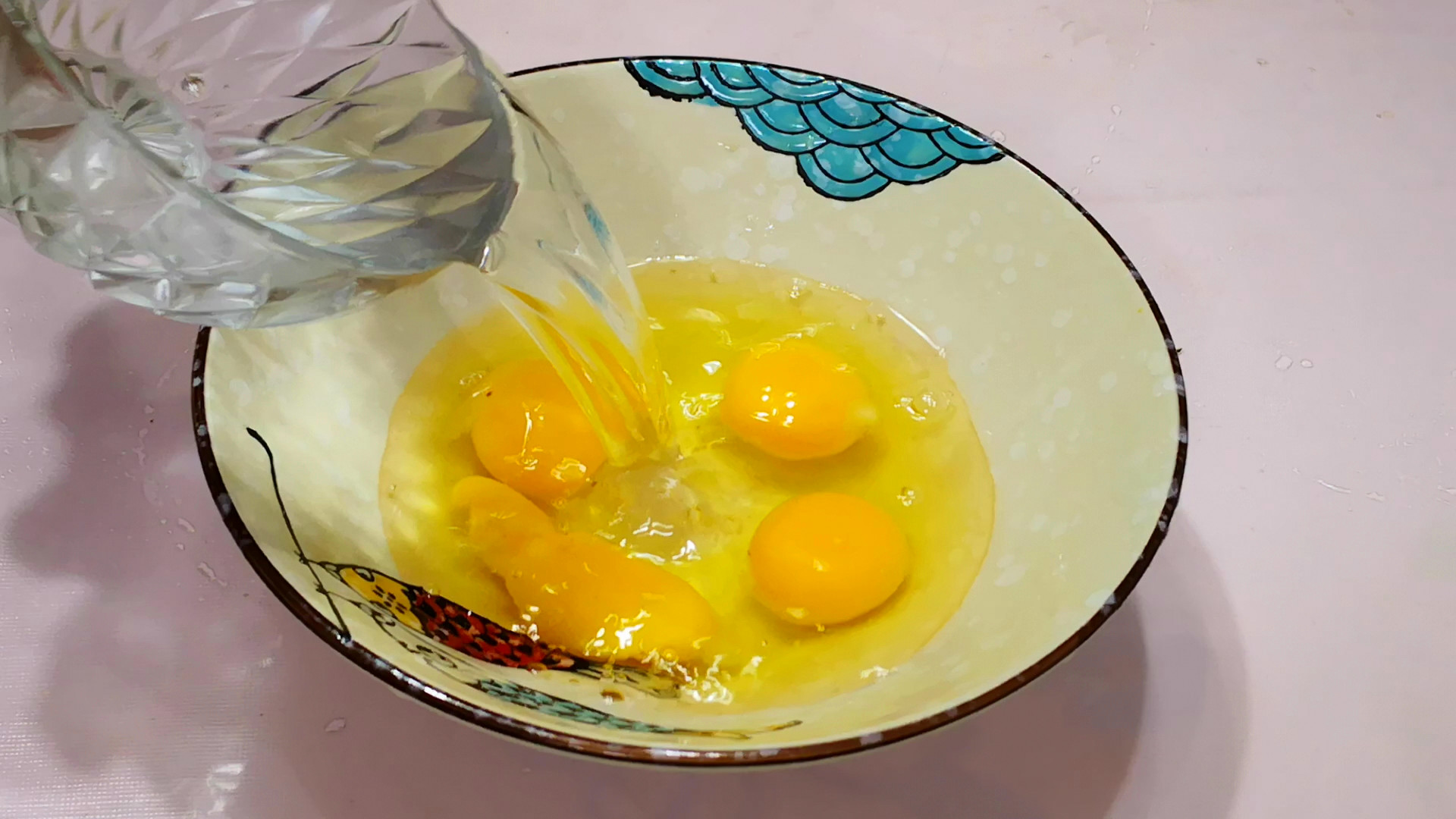 蒸鸡蛋羹时，最忌加凉水蒸，教你正确做法，蛋羹滑嫩细腻、无蜂窝