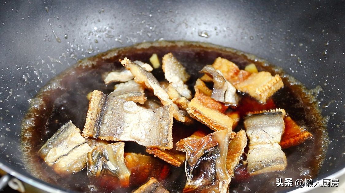 糖醋鳗鱼干的做法，用鱼干做比鲜鱼更好吃，干香有嚼劲，越嚼越香