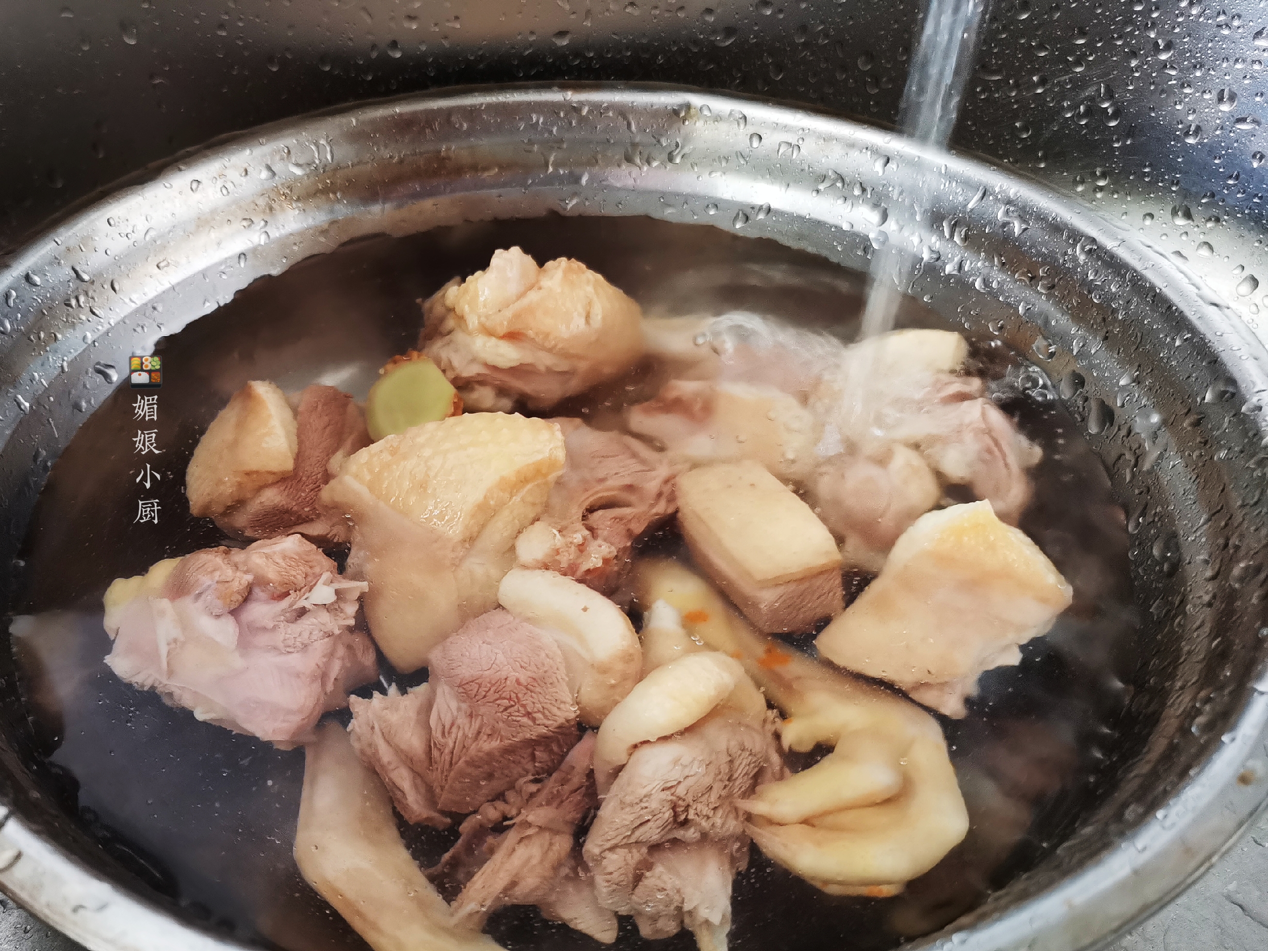 老鸭加新鲜茶树菇和虫草花一起炖汤，只加盐调味，简单营养又美味