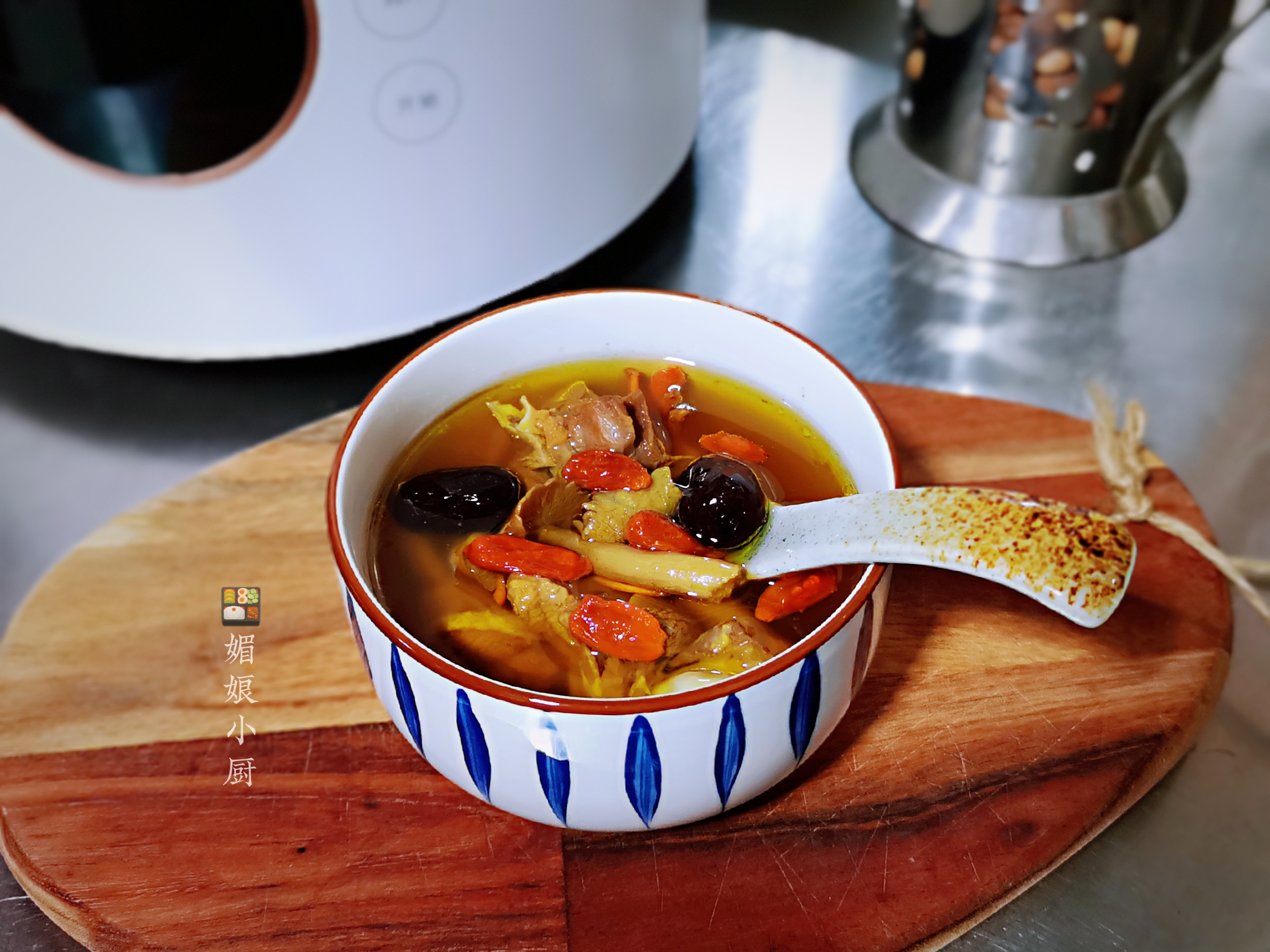 老鸭加新鲜茶树菇和虫草花一起炖汤，只加盐调味，简单营养又美味