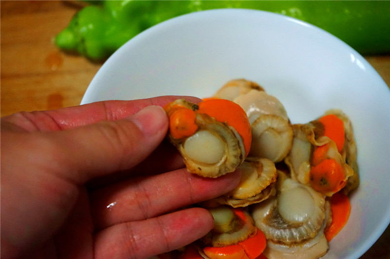 吃腻了红焖大虾，来试试爆炒扇贝肉，肉质肥厚还带黄，鲜美又下饭