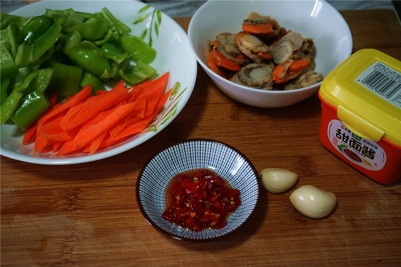 吃腻了红焖大虾，来试试爆炒扇贝肉，肉质肥厚还带黄，鲜美又下饭