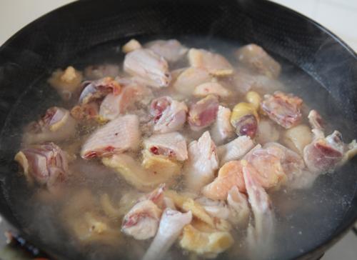 立秋后，要给家人喝清炖鸡汤，大厨教你正确做法，营养丰富不油腻