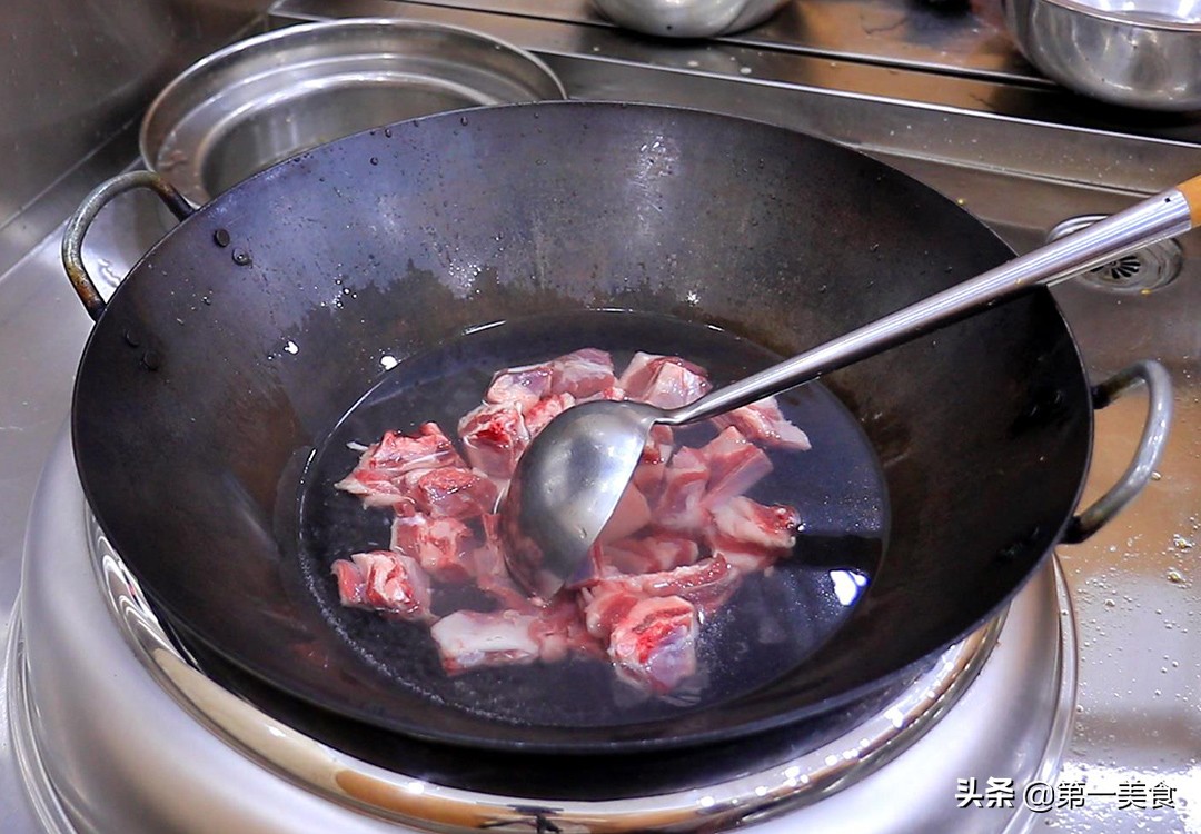 厨师长教你“干锅羊排”的家常做法，羊排软烂入味，香辣不油腻