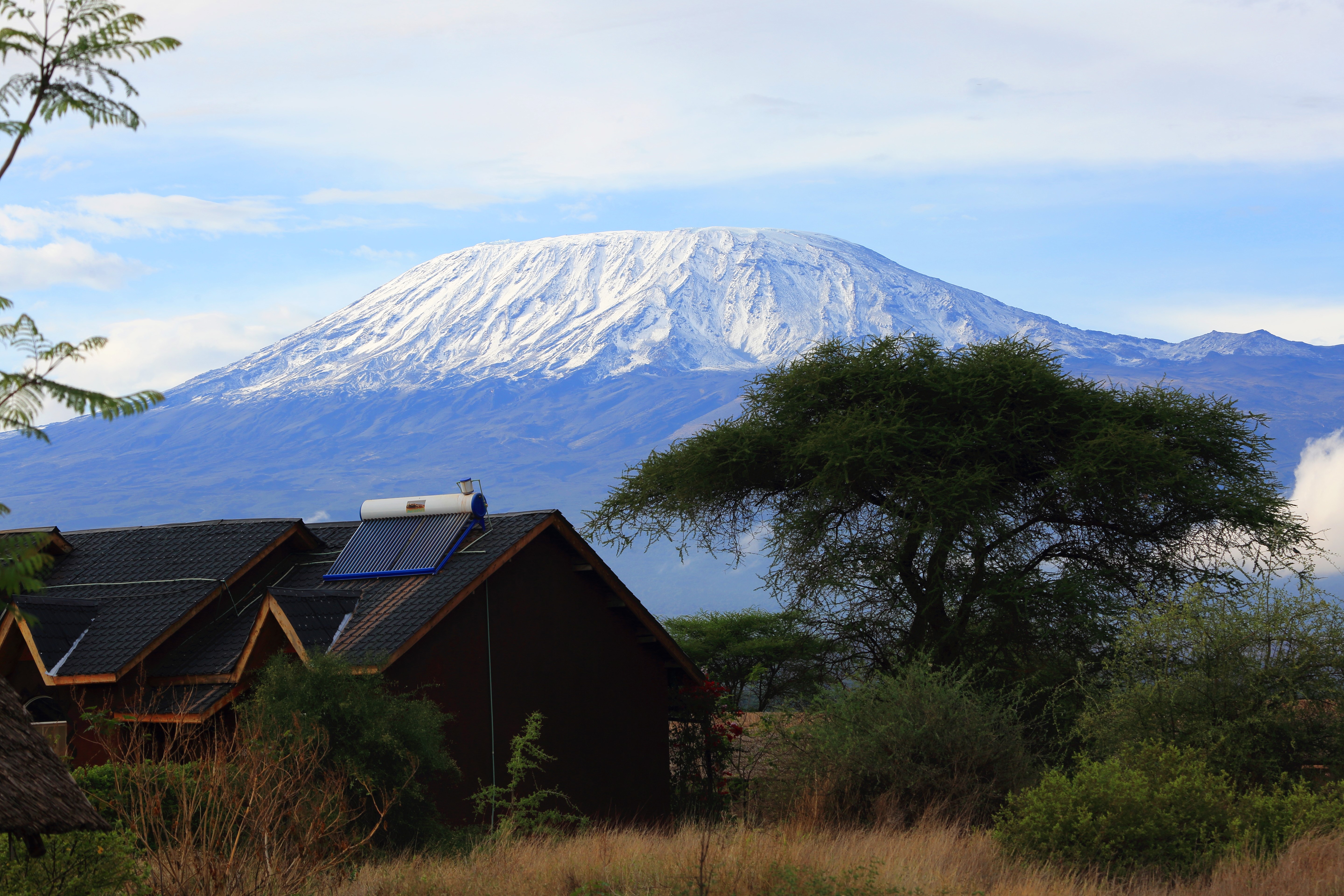 乞力马扎罗山，海拔5895米，素有“非洲屋脊”之称