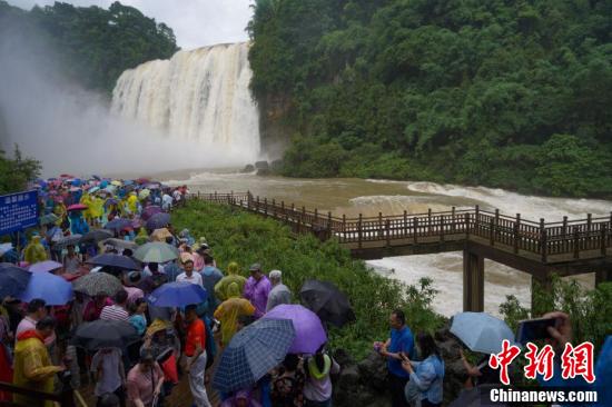 黄果树瀑布在哪个省(贵州黄果树瀑布进入丰水期吸引大批游客)