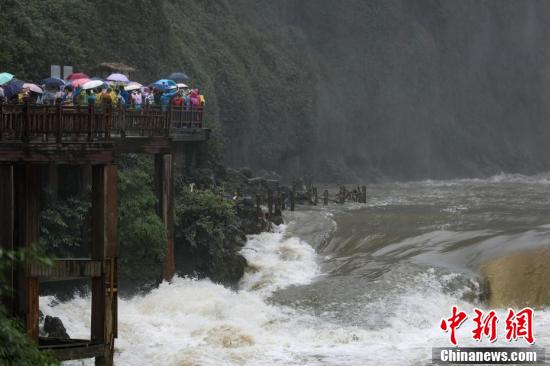 黄果树瀑布在哪个省(贵州黄果树瀑布进入丰水期吸引大批游客)