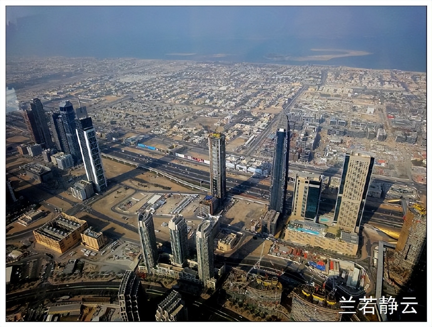迪拜塔是哪个国家的(阿联酋·迪拜：从全球最高楼“哈利法塔”俯瞰迪拜市区)