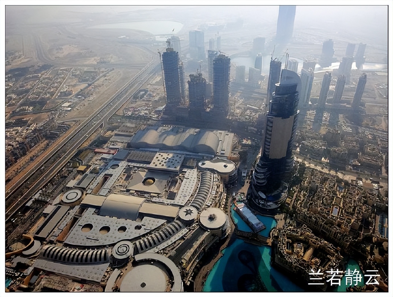 迪拜塔是哪个国家的(阿联酋·迪拜：从全球最高楼“哈利法塔”俯瞰迪拜市区)