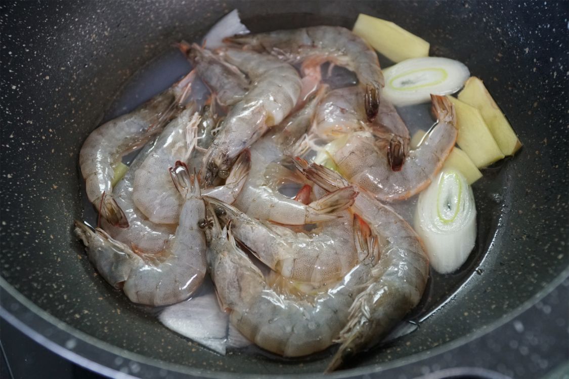 白灼虾的正确做法（做白灼虾，用水煮就错了，船老大教你做法，虾肉嫩滑，鲜味不流失）