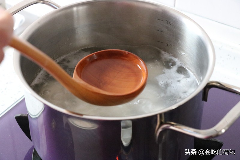 煮汤圆的正确方法（煮汤圆时，切记不要直接下锅煮，教你正确做法，汤圆不破皮不露馅）