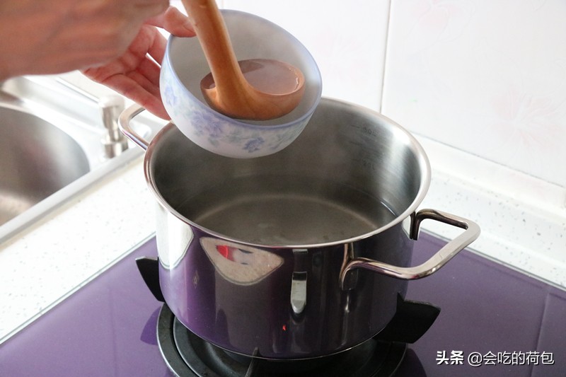 煮汤圆的正确方法（煮汤圆时，切记不要直接下锅煮，教你正确做法，汤圆不破皮不露馅）