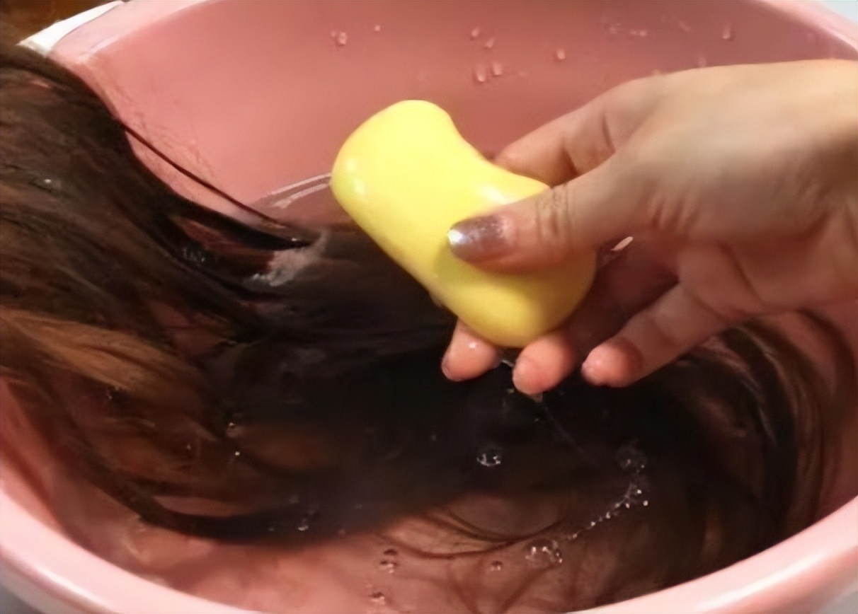 硫磺皂洗头发正确方法（坚持用“硫磺皂”洗头会怎样？或能改善4大头皮问题，建议了解）