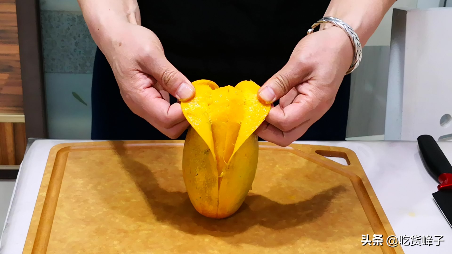 芒果剥皮窍门教程（芒果去皮有技巧，只需一根牙签，不脏手不流汁，就像吃香蕉一样）