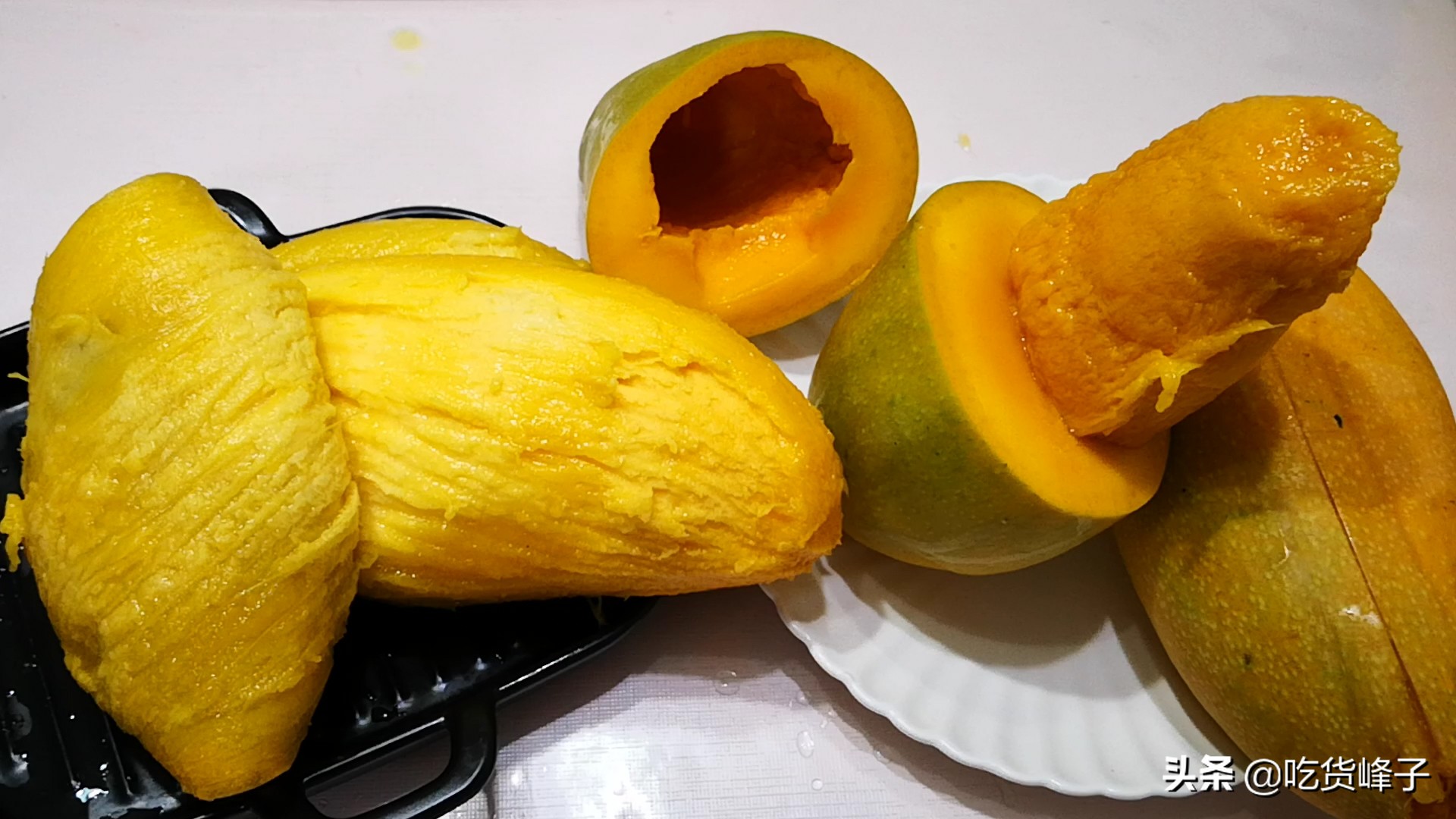 芒果剥皮窍门教程（芒果去皮有技巧，只需一根牙签，不脏手不流汁，就像吃香蕉一样）