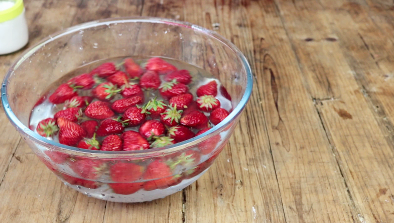 家庭自制草莓酱的做法简单（在家自制草莓酱，简单好做，不怕学不会，味道酸甜孩子超爱吃）