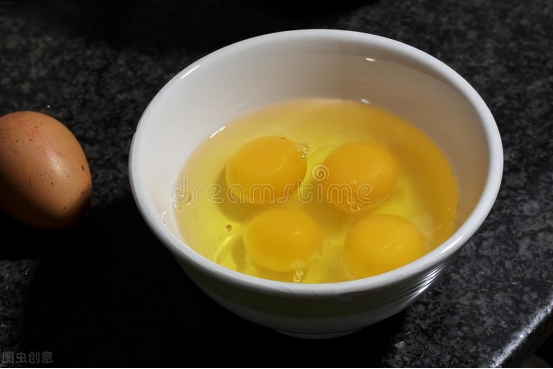蒸鸡蛋要多久时间才能熟（水蒸蛋用凉水还是热水？蒸几分钟？看酒店大厨如何做，比豆腐还嫩）