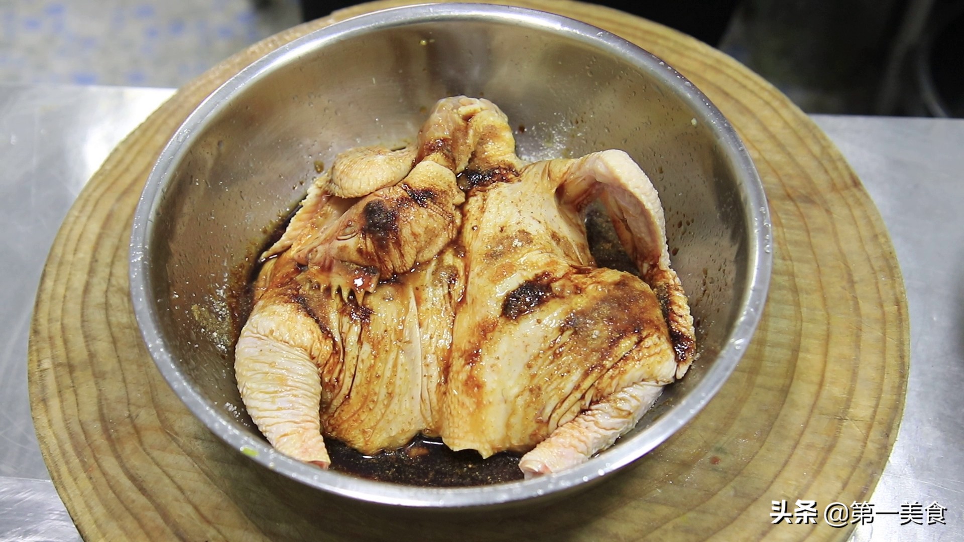 脆皮炸鸡的制作方法，一整只鸡扔进油锅直接炸，外焦里嫩有妙招