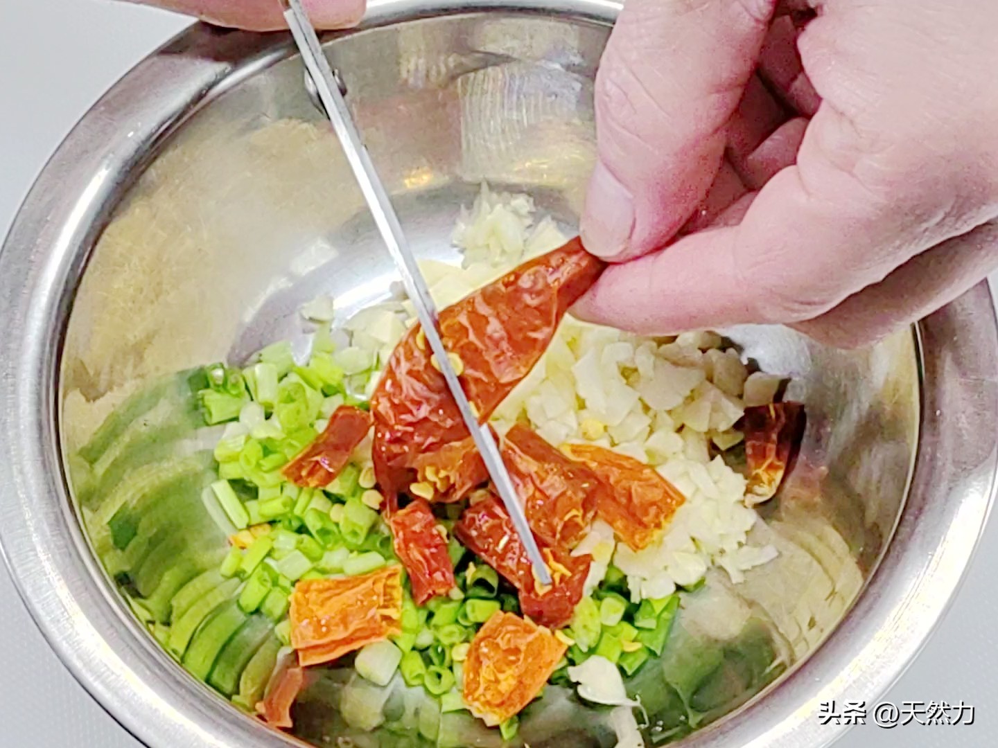干煸杏鲍菇的做法窍门分享给你，口感脆嫩，比肉好吃
