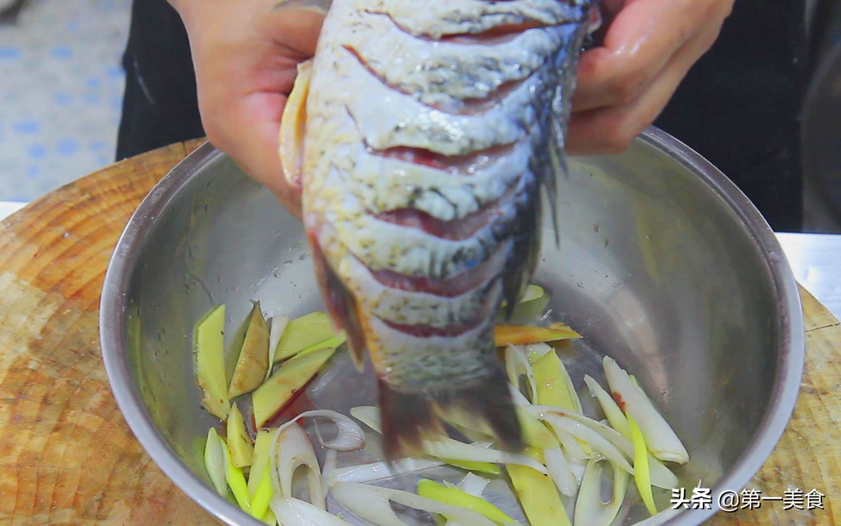 糖醋鱼的做法教程分享给你，酸甜开胃，尝一口停不下来