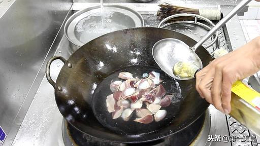 大厨把鸭胗做的香辣够劲，食客从头到尾吃得大汗淋漓，越吃越有味