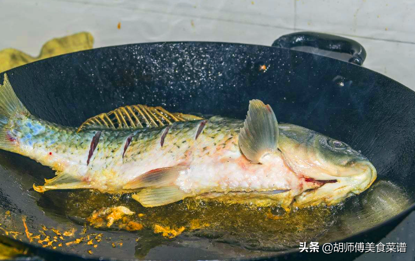 怎么样炸鱼不粘锅 ，只要在锅底抹点这调料，保证鱼不粘锅不破皮