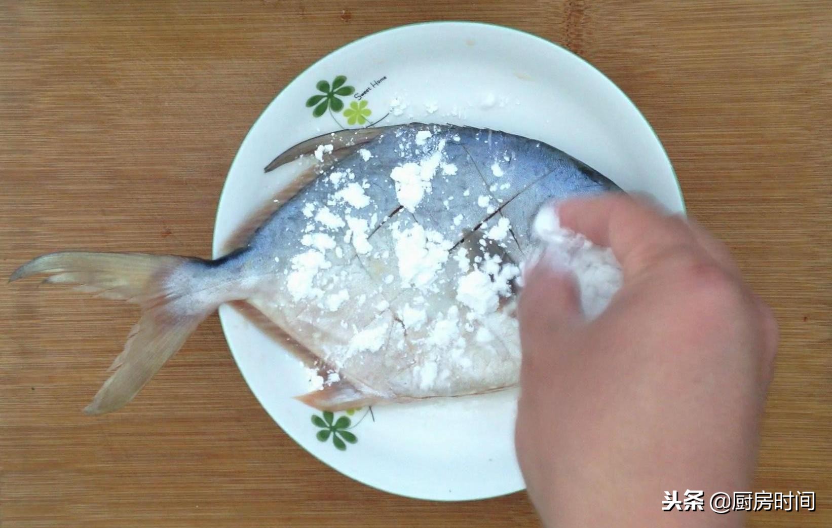 炸鱼如何不粘锅不烂皮  ，只要学会这三招，保证不会再粘锅，完整好看不破皮