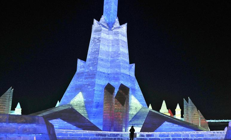 哈尔滨冰雪大世界，晶莹剔透的冰雕，美得无法描述！