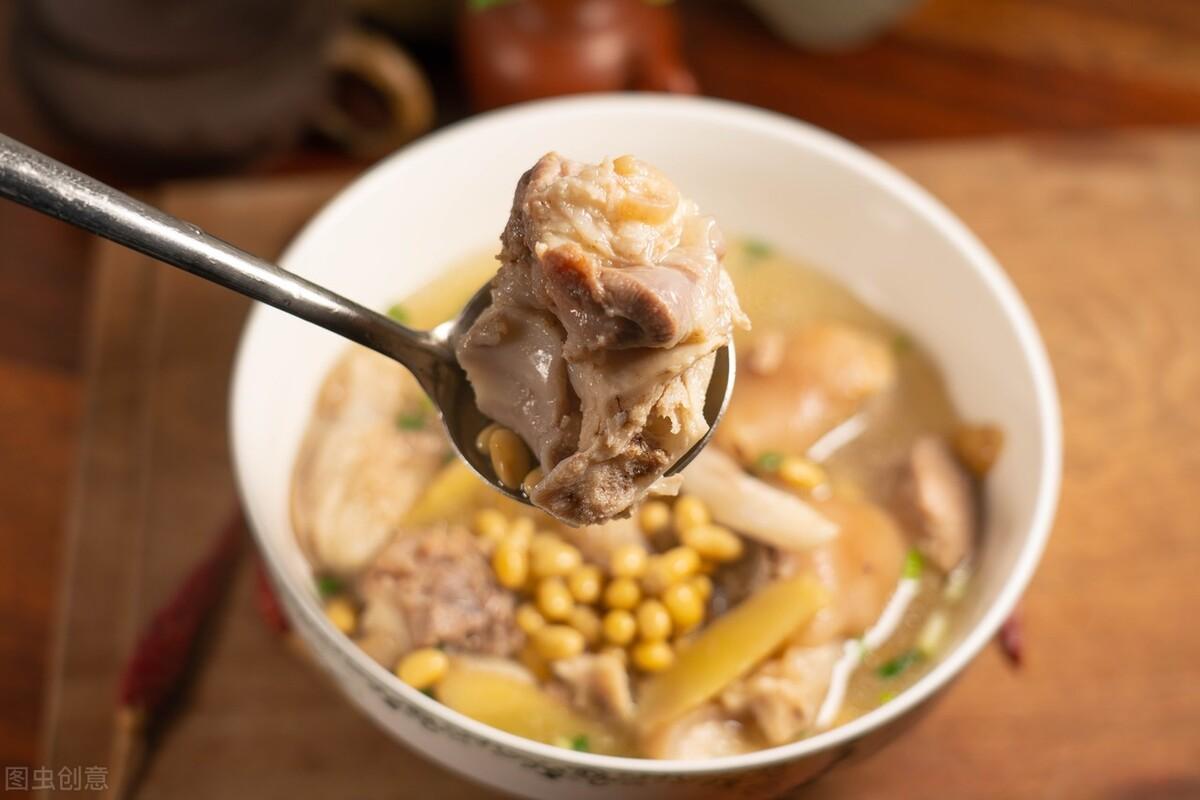 猪蹄黄豆汤怎么炖好喝又营养？调料不能乱放，跟着教程做，又鲜又香没腥味