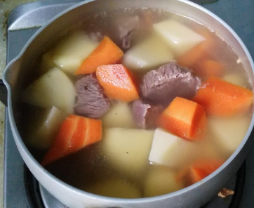 这才是牛肉清汤最正宗的做法，汤鲜味美营养丰富