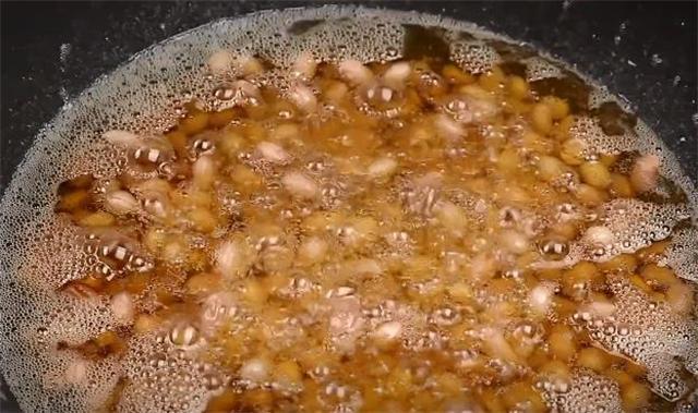 这才是油炸花生米的正确做法，粒粒香酥嘎嘣脆！