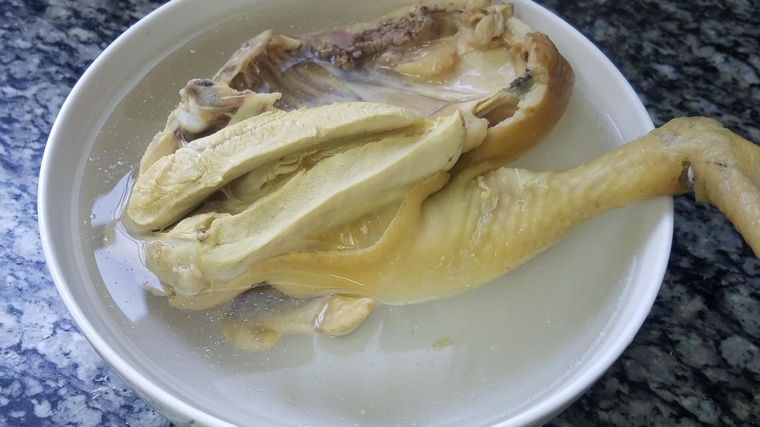 广东正宗白切鸡的做法，味道鲜美又好吃，比吃牛羊肉还美味