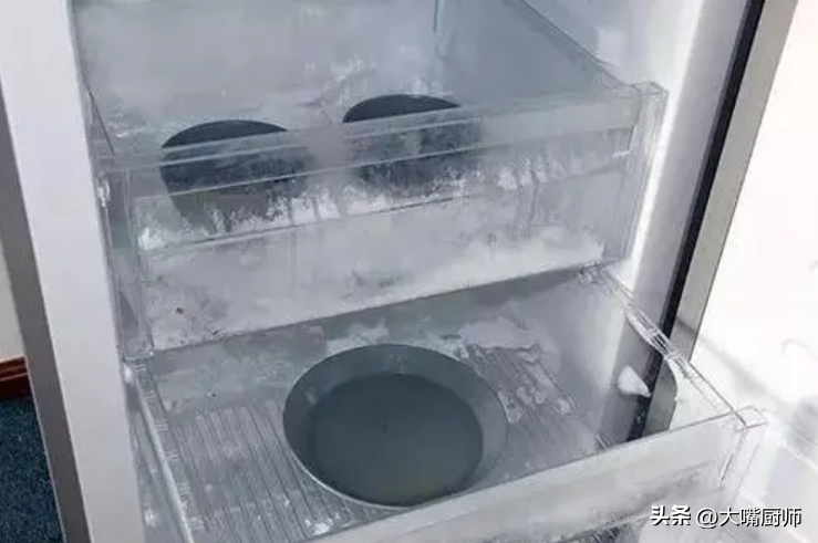 冰箱怎么除冰？只需一盆水，5分钟就脱落，真方便